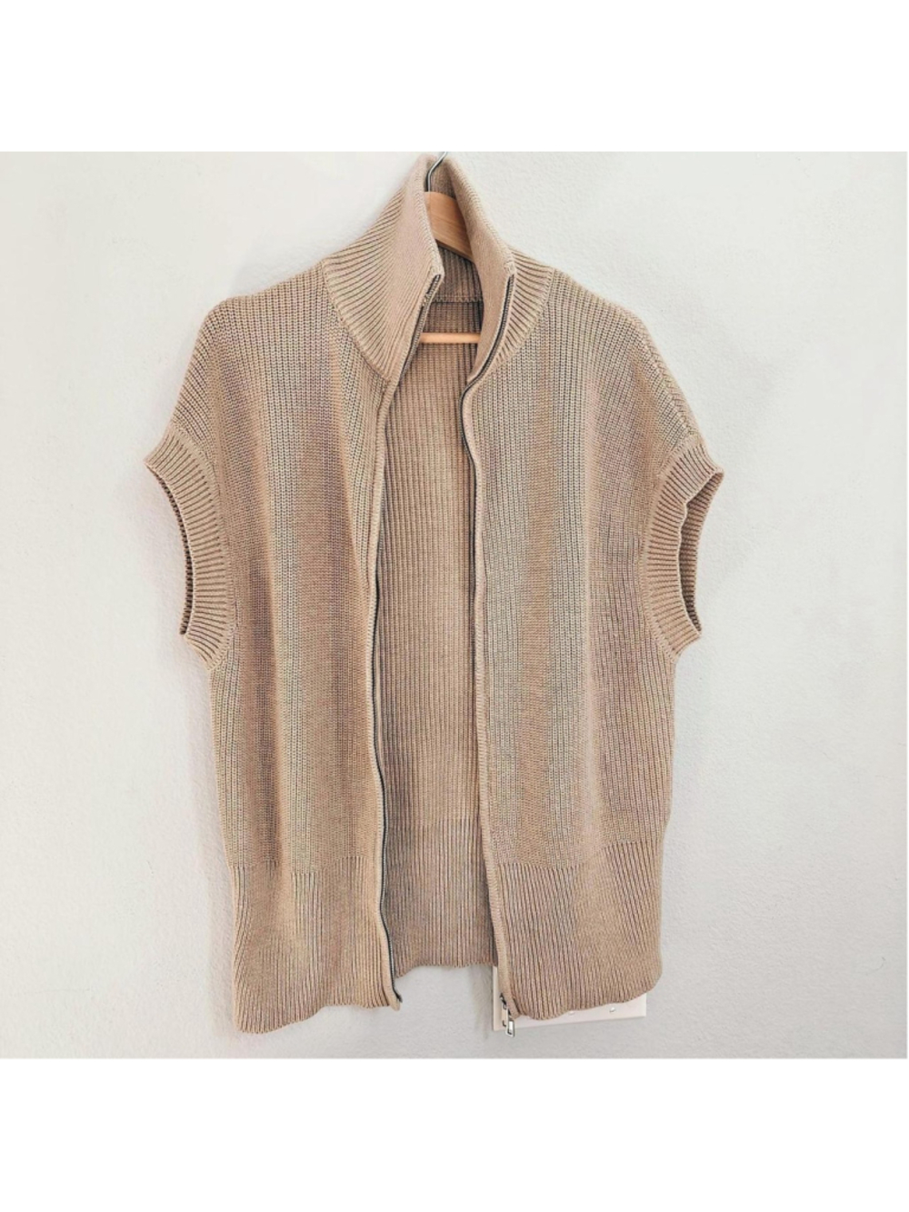 Knit vest with collar and zipper #knitwear #vest
6% Wool, 20% Nylon, 35% Acryli